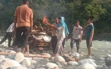 गंगोलीहाट (पिथौरागढ़) की बेटी ने तोड़ी परंपराएं: पिता को दिया अंतिम सम्मान