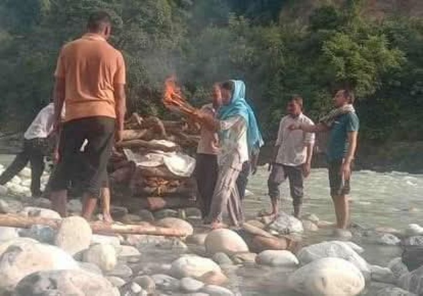 गंगोलीहाट (पिथौरागढ़) की बेटी ने तोड़ी परंपराएं: पिता को दिया अंतिम सम्मान