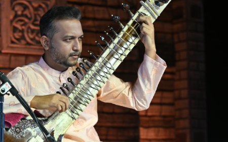 संगीत की धुनों में बसी विरासत: सितार वादक सौमित्र ठाकुर की अद्भुत प्रस्तुति