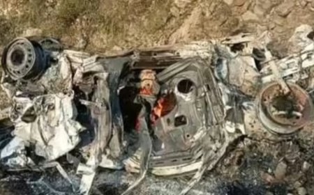 दर्दनाक सड़क हादसा: भैया दूज पर गांव से लौट रहे परिवार की कार खाई में गिरी, कार में लगी आग, ईई, पत्नी और बेटे की मौत—बड़ा बेटा बाल-बाल बचा।