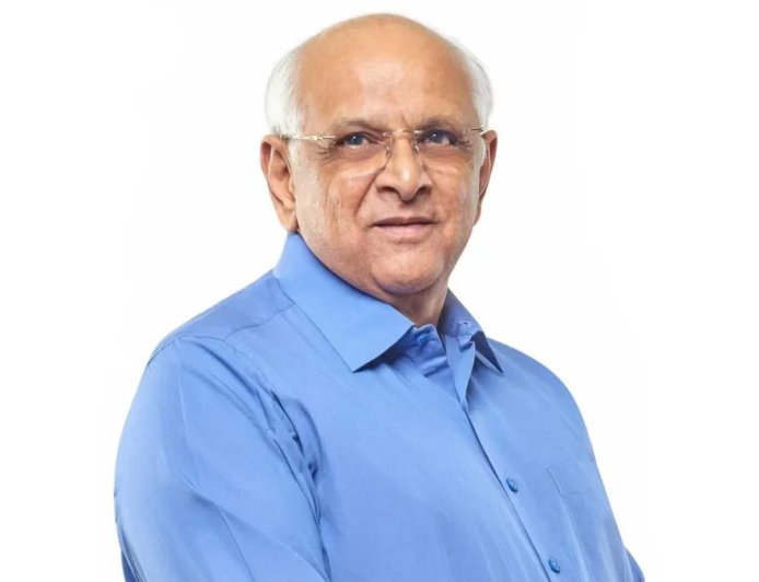 Gujrat: गुजरात के मुख्यमंत्री को छोड़ सभी मंत्रियों ने दिया इस्तीफा, कल नए मंत्रियों की शपथ