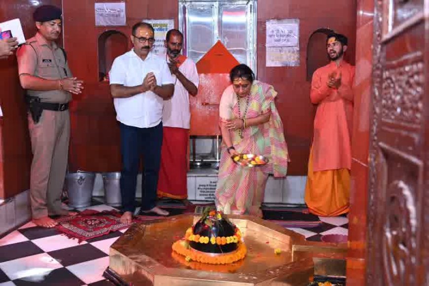 विधानसभा अध्यक्ष श्रीमती ऋतु खण्डूडी भूषण ने वीरभद्र महादेव मंदिर में किया रुद्राभिषेक, प्रदेश के सुख-समृद्धि की कामना की