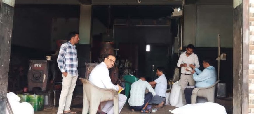 पीलीभीत में मिलावटखोरी पर सख्ती: त्योहारों से पहले खाद्य पदार्थों की जांच, हजारों का दूषित माल नष्ट