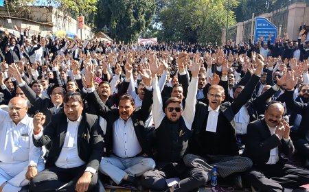 देहरादून में अधिवक्ताओं का प्रदर्शन, 2 घंटे सड़क जाम — चैंबर निर्माण की मांग तेज