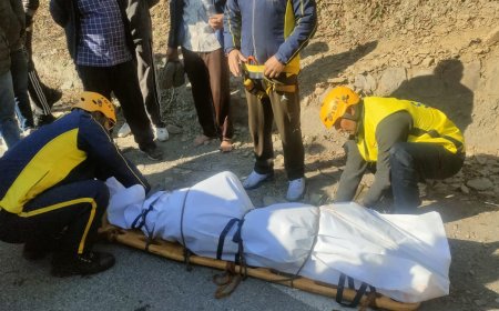 कालसी डैम के पास खाई में गिरी पिकअप—SDRF की त्वरित कार्रवाई, दो घायल सुरक्षित, एक युवक की मौत