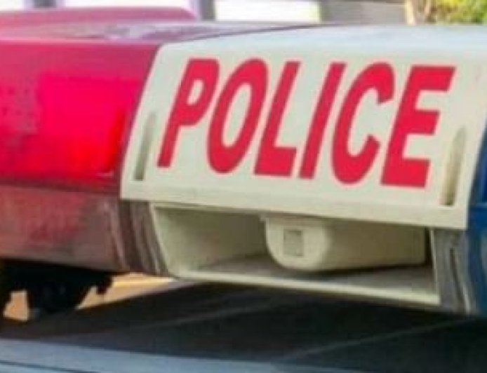 मोबाइल पर बात करते हुए स्कूटी चलाना पड़ा भारी, पुलिस ने सीज की गाड़ी