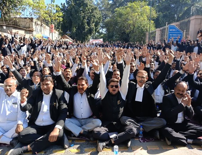 देहरादून में अधिवक्ताओं का प्रदर्शन, 2 घंटे सड़क जाम — चैंबर निर्माण की मांग तेज