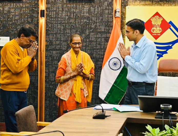 बेटे कैंसर पीड़ित मॉ- बाप को कर रहे थे घर से बेदखल; डीएम करेंगे जिला बदर