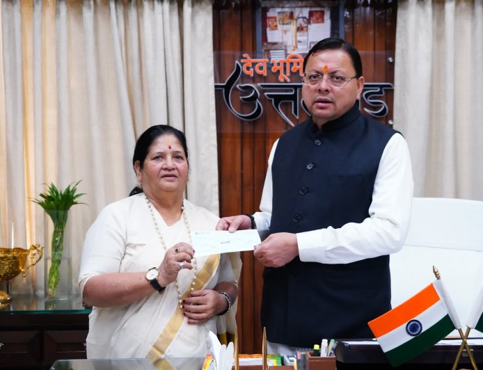 मुख्यमंत्री राहत कोष के लिए पर्वतारोही बछेंद्री पाल ने दिया 10 लाख का योगदान