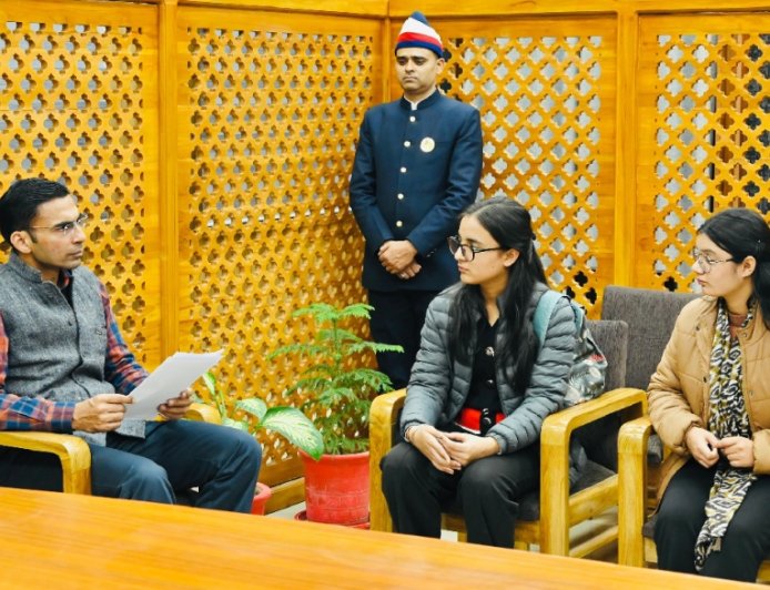 पिता की मृत्यु उपरान्त पढाई पर आया संकट; डीएम तक आया मामला, चित्रा कालरा को प्रतिष्ठित संस्थान में स्नातक बी-कॉम आनर्स में दिलाया आज ही दाखिला;