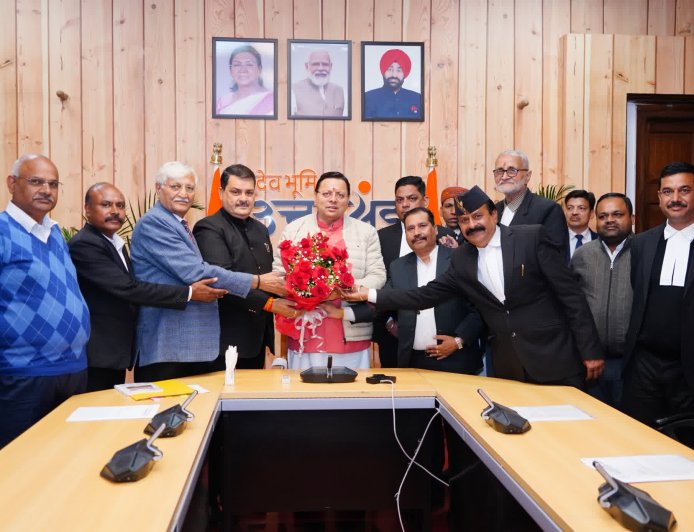 *मुख्यमंत्री से अध्यक्ष संघर्ष समिति बार एसोसिएशन देहरादून के पदाधिकारियों ने भेंट कर सौंपा* *विभिन्न समस्याओं से संबंधित ज्ञापन*