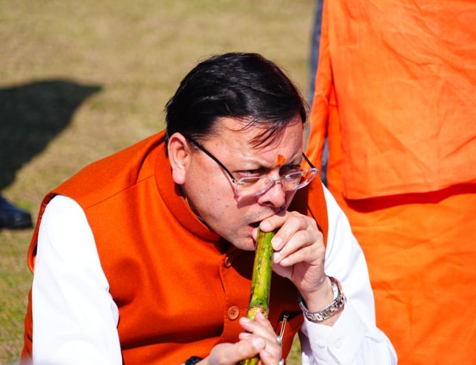 Uttarakhand: मुख्यमंत्री धामी ने लॉन में बैठकर किसानों के साथ चखा गन्ने का स्वाद और सुनी समस्याएं