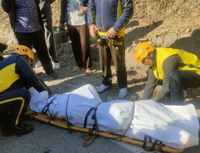 कालसी डैम के पास खाई में गिरी पिकअप—SDRF की त्वरित कार्रवाई, दो घायल सुरक्षित, एक युवक की मौत