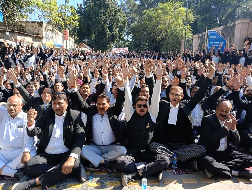 देहरादून में अधिवक्ताओं का प्रदर्शन, 2 घंटे सड़क जाम — चैंबर निर्माण की मांग तेज