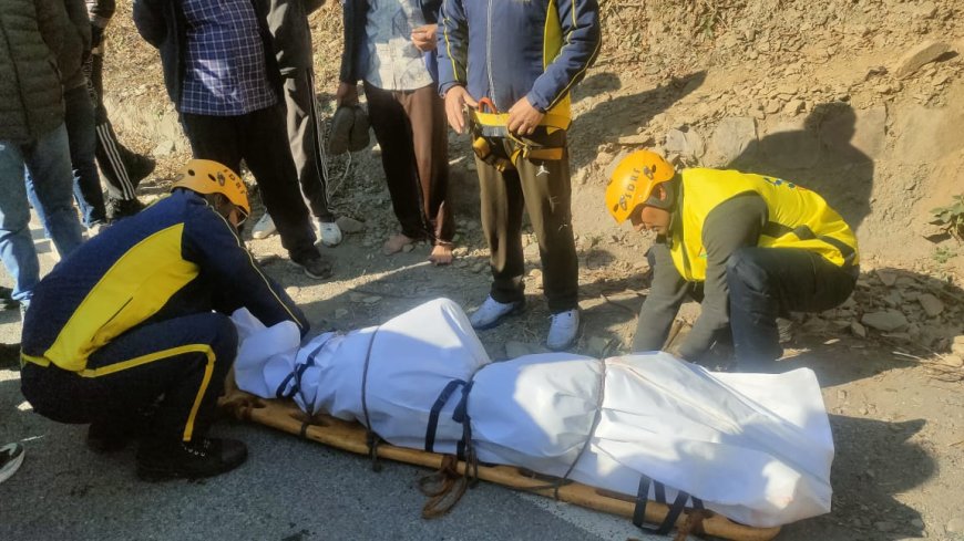 कालसी डैम के पास खाई में गिरी पिकअप—SDRF की त्वरित कार्रवाई, दो घायल सुरक्षित, एक युवक की मौत