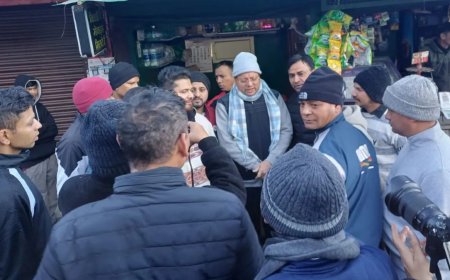 Uttarakhand: रानीखेत में सैर सपाटे पर निकले मुख्यमंत्री धामी ने पर्यटकों और स्थानीय लोगों से की आत्मीय बातचीत