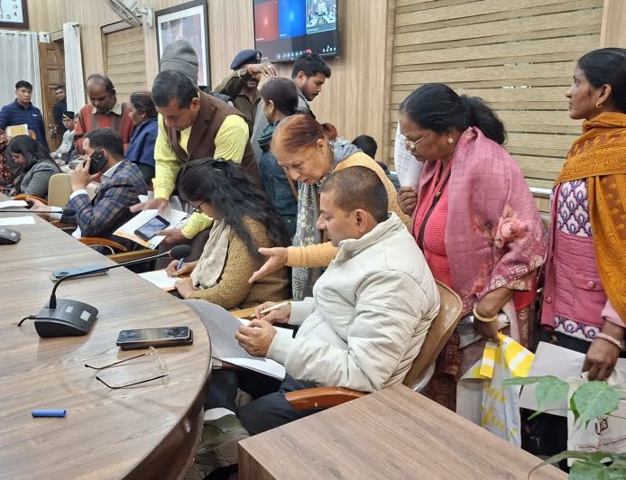 *जनता दर्शन में उमड़ा जनसैलावः 130 फरियादियों ने रखी समस्याओं के समाधान की उम्मीद*