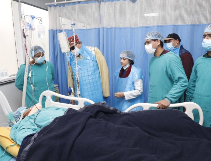 गुलदार हमले में घायल महिला का हाल जानने एम्स पहुँचे मंत्री सतपाल महाराज
