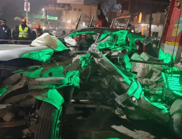 Uttarakhand: ऋषिकेश में तेज रफ्तार कार के ट्रक से टकराने पर चार लोगों की मौत और सड़क पर बिखरे शवों के टुकड़े