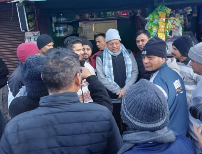 Uttarakhand: रानीखेत में सैर सपाटे पर निकले मुख्यमंत्री धामी ने पर्यटकों और स्थानीय लोगों से की आत्मीय बातचीत