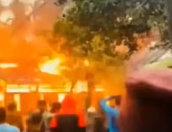 Bangladesh: बांग्लादेश में हिंदुओं के खिलाफ ईशनिंदा के इकहत्तर मामले और घरों को आग लगाने की घटनाओं से दहशत