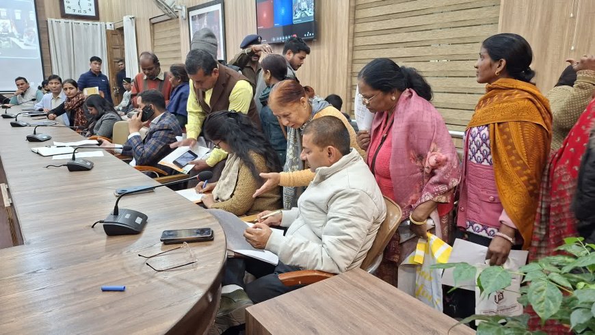 *जनता दर्शन में उमड़ा जनसैलावः 130 फरियादियों ने रखी समस्याओं के समाधान की उम्मीद*