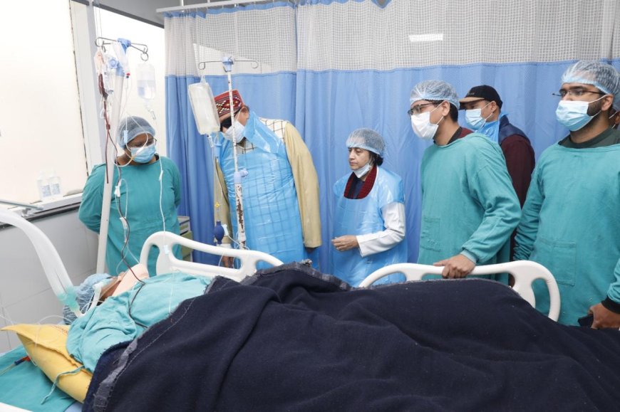गुलदार हमले में घायल महिला का हाल जानने एम्स पहुँचे मंत्री सतपाल महाराज