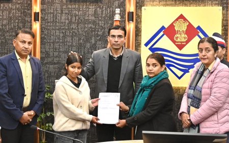 परिस्थितियों के थपेड़ों में भी शिक्षा की ‘स्पार्क’ जलाए रख रहीं होनहार बेटियों का भविष्य संवारने में जुटे डीएम सविन