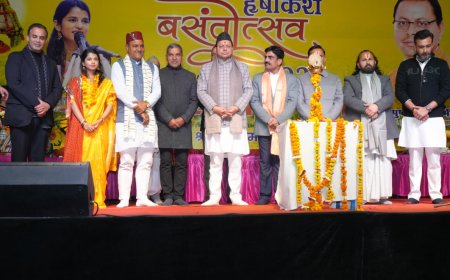 मुख्यमंत्री पुष्कर सिंह धामी ने भरत मंदिर ऋषिकेश में वसंतोत्सव 2026 मैथिली ठाकुर नाइट का किया उद्घाटन