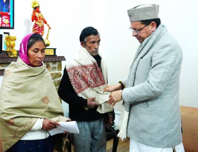 मुख्यमंत्री धामी से अंकिता भंडारी के माता-पिता की भेंट सरकार बोली—न्याय सर्वोच्च प्राथमिकता, परिवार के साथ मजबूती से खड़े हैं।