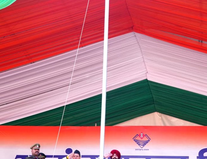 गणतंत्र दिवस के अवसर पर राज्यपाल ने लोक भवन एवं परेड ग्राउंड में फहराया राष्ट्रीय ध्वज।