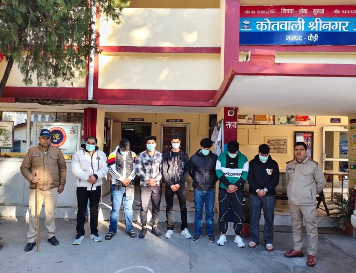 देवभूमि की शांति से खिलवाड़ पड़ा भारी: श्रीनगर में स्थानीय युवकों से मारपीट करने वाले 7 बाहरी पर्यटक गिरफ्तार, कारें सीज।