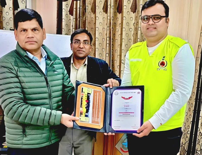 उदीत पांडे को उत्कृष्ट प्रशिक्षु का प्रमाण पत्र प्रदान देहरादून।