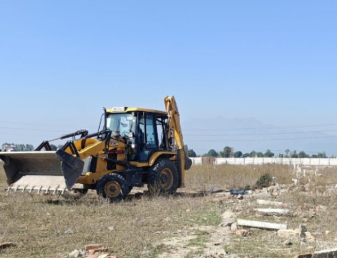 MDDA की सख्ती, 125 बीघा भूमि पर की जा रही अवैध प्लॉटिंग पर चला बुलडोजर