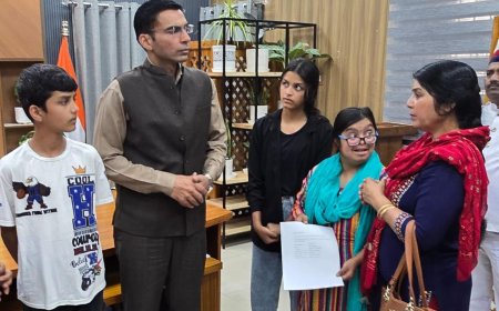 08 वर्षों से लापता पति; 02 दिव्यांग बेटियों सहित 05 बच्चों की जिम्मेदारी तले दबी मीना ठाकुर की पीड़ा हरने आया जिला प्रशासन; सीएसआर फंड से 01 लाख हस्तांतरण