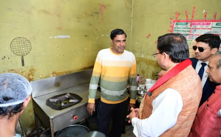 Uttarakhand: गैस आपूर्ति का जायजा लेने रेस्टोरेंट पहुंचे मुख्यमंत्री पुष्कर सिंह धामी और संचालकों से की धैर्य रखने की अपील