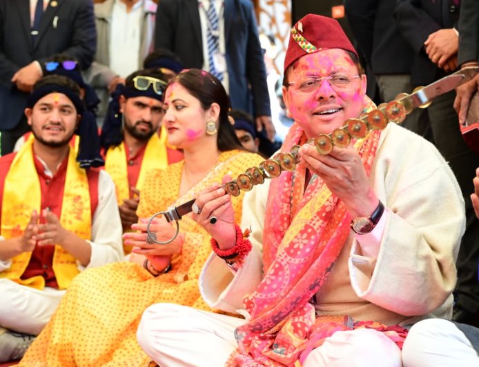 Uttarakhand: मुख्यमंत्री आवास पर होली के रंगों और लोक गीतों का भव्य संगम