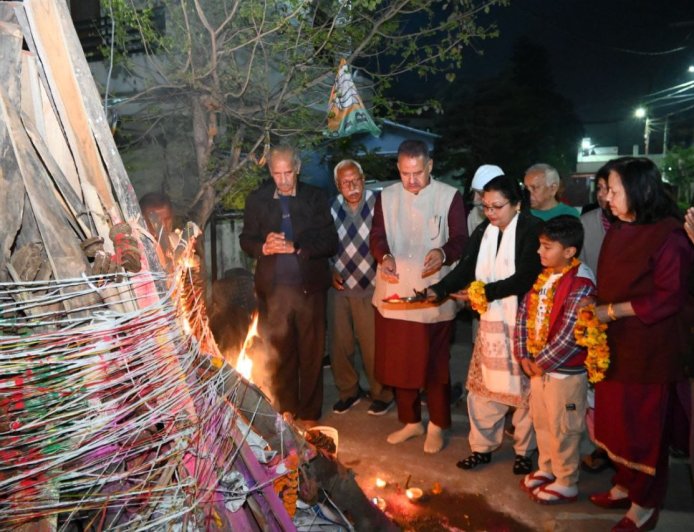 *कैबिनेट मंत्री गणेश जोशी ने होलिका दहन में किया प्रतिभाग, प्रदेशवासियों को दी होली की शुभकामनाएं