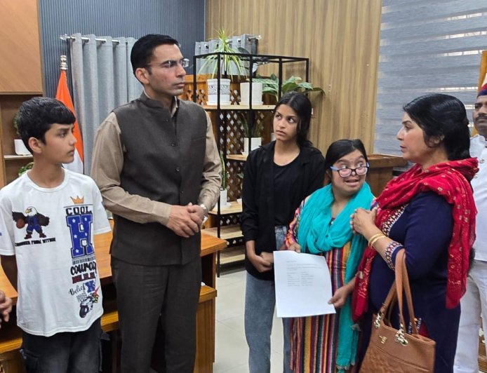 08 वर्षों से लापता पति; 02 दिव्यांग बेटियों सहित 05 बच्चों की जिम्मेदारी तले दबी मीना ठाकुर की पीड़ा हरने आया जिला प्रशासन; सीएसआर फंड से 01 लाख हस्तांतरण