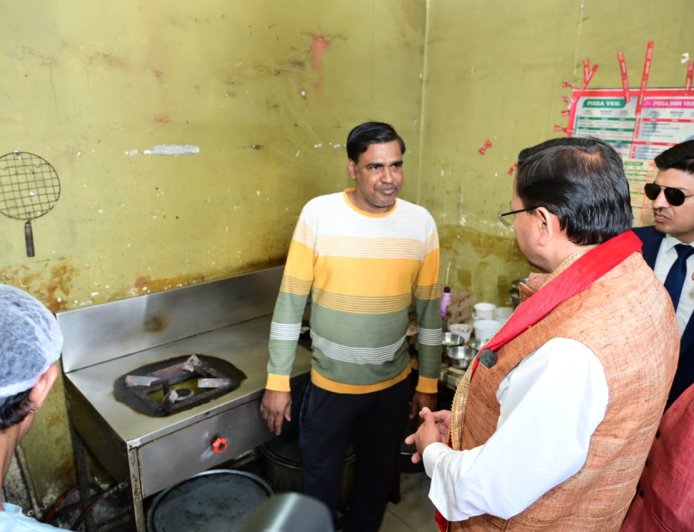 Uttarakhand: गैस आपूर्ति का जायजा लेने रेस्टोरेंट पहुंचे मुख्यमंत्री पुष्कर सिंह धामी और संचालकों से की धैर्य रखने की अपील