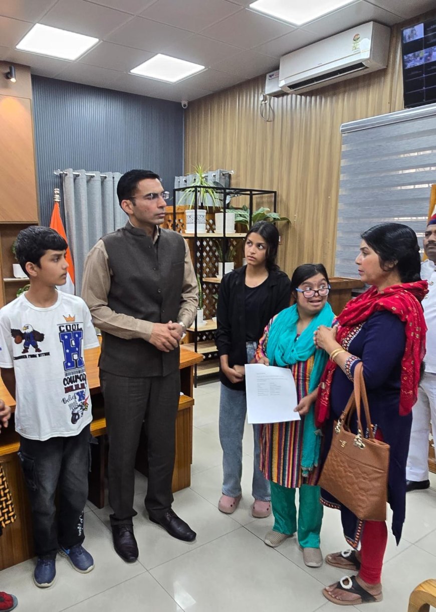 08 वर्षों से लापता पति; 02 दिव्यांग बेटियों सहित 05 बच्चों की जिम्मेदारी तले दबी मीना ठाकुर की पीड़ा हरने आया जिला प्रशासन; सीएसआर फंड से 01 लाख हस्तांतरण