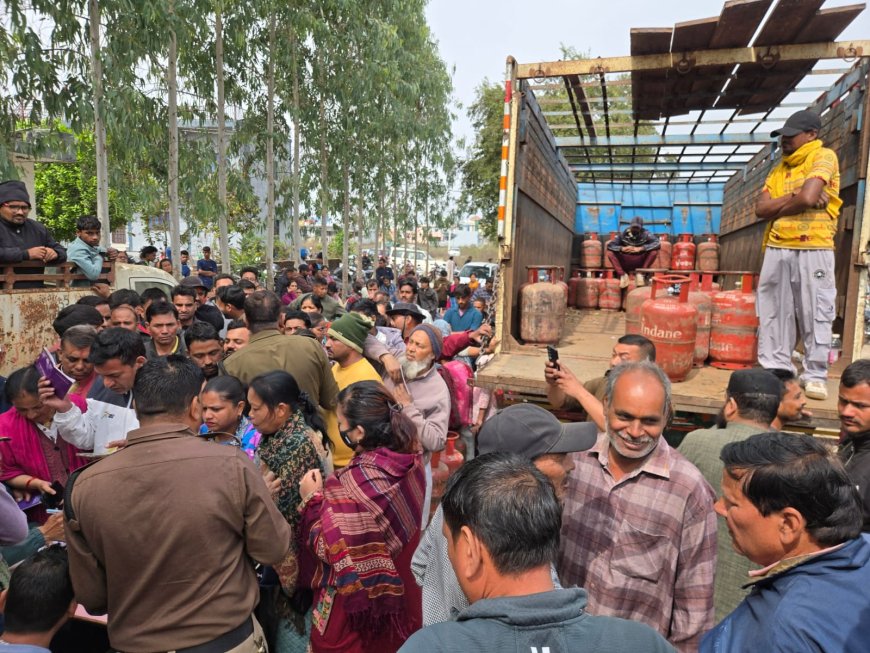 जिला प्रशासन के आदेशों की अहवेलना; गैस एजेंसी के सिलेंडर जब्त, मुकदमा दर्ज