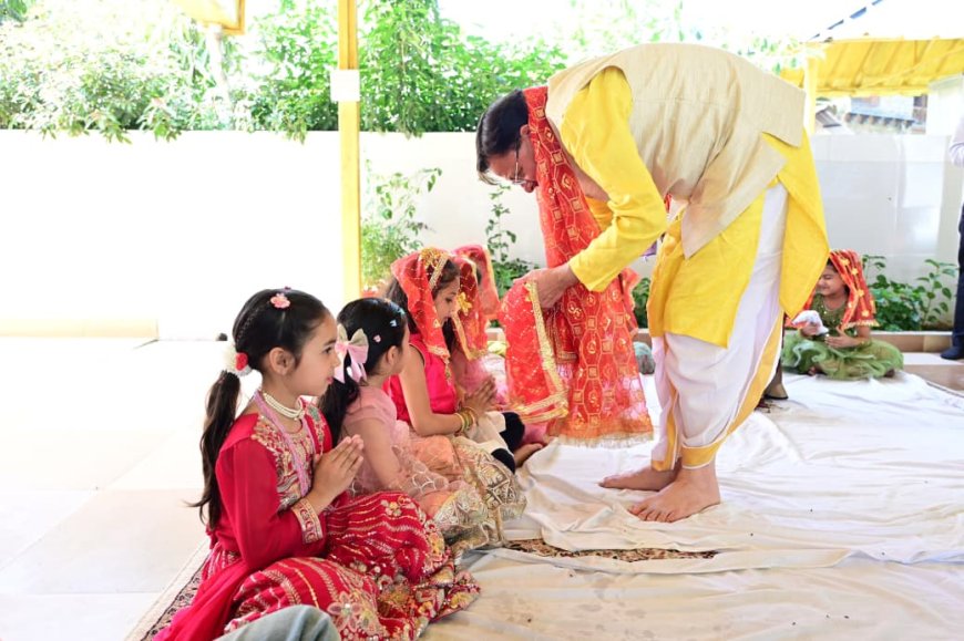 Uttarakhand: राम नवमी के पावन अवसर पर मुख्यमंत्री ने कन्याओं को भोजन कराकर लिया आशीर्वाद