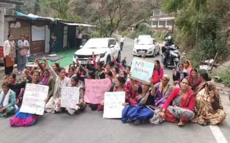 Uttarakhand: खुर्पाताल में महिलाओं का उग्र प्रदर्शन, शराब की दुकान के खिलाफ चक्का जाम