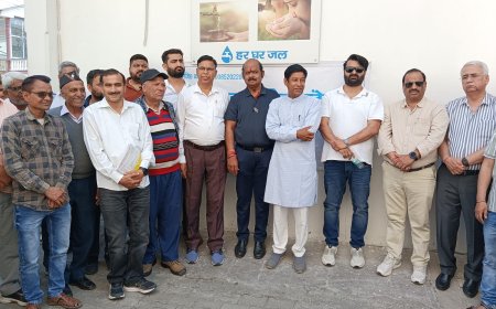 ठेकेदारों ने जल जीवन मिशन कार्यालय में धरना प्रदर्शन किया।