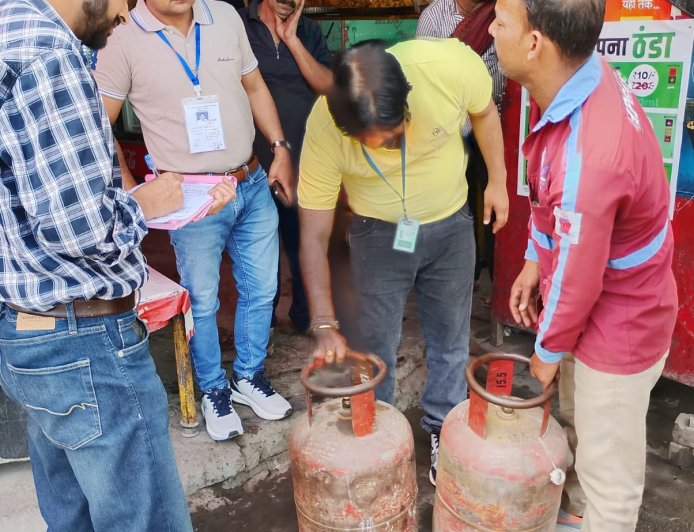 डीएम ने क्यूआरटी अलर्ट जारी किया; घरेलू गैस के अवैध उपयोग पर 16 सिलेंडर जब्त