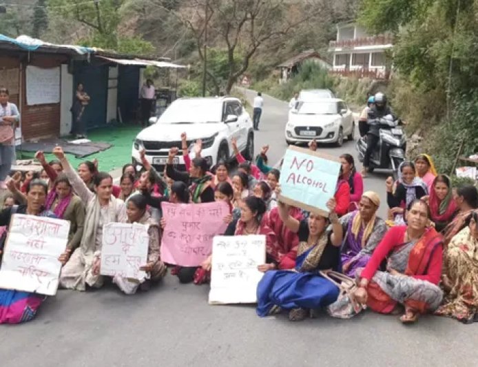 Uttarakhand: खुर्पाताल में महिलाओं का उग्र प्रदर्शन, शराब की दुकान के खिलाफ चक्का जाम
