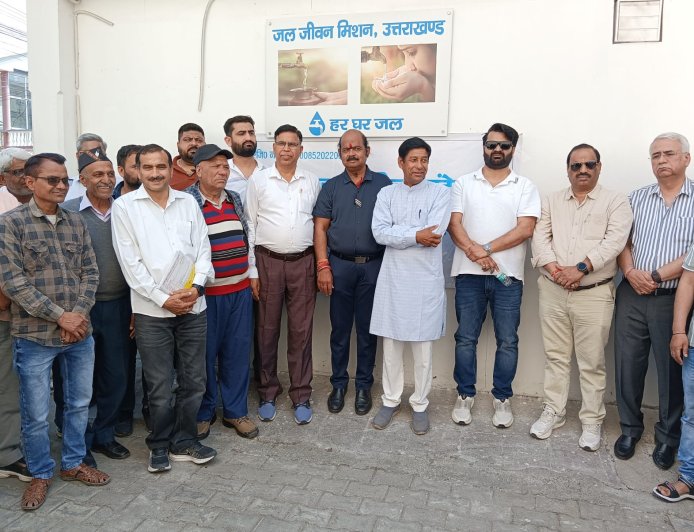 ठेकेदारों ने जल जीवन मिशन कार्यालय में धरना प्रदर्शन किया।