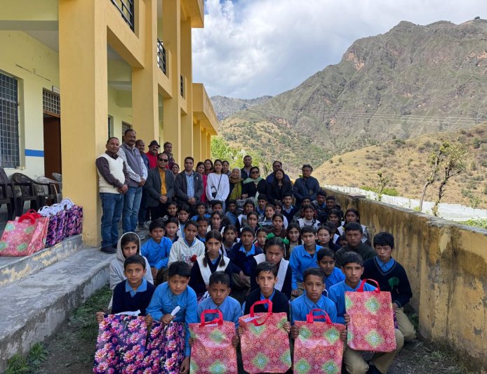 हेल्प क्रॉस ट्रस्ट देहरादून ने जरूरतमंद बच्चों को वितरित की पाठ्यक्रम सामग्री