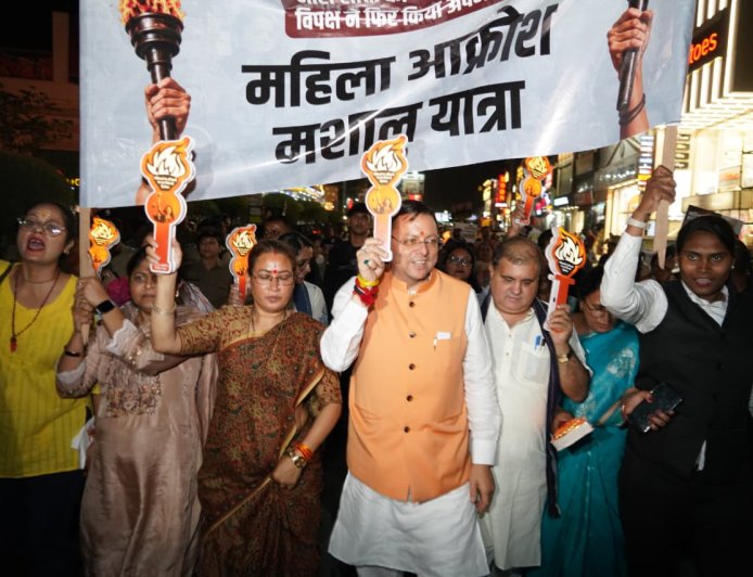 महिला आक्रोश मशाल यात्रा: देहरादून में नारी शक्ति का अद्वितीय प्रदर्शन
